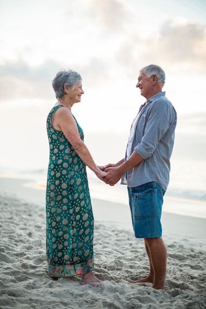 Tenersi per mano senior delle coppie