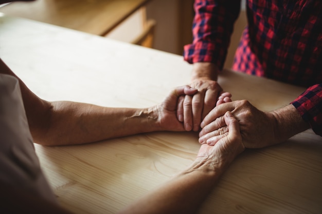 Tenersi per mano senior delle coppie