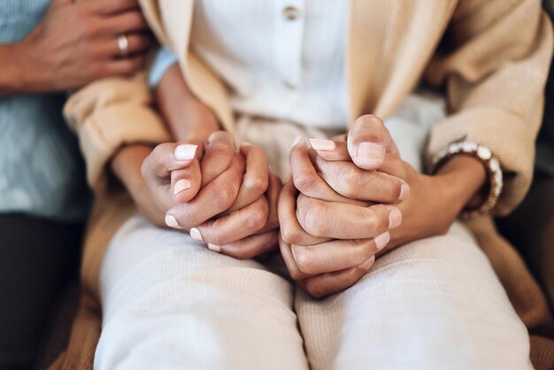 Tenersi per mano sostegno e solidarietà con fiducia aiuto e conforto con empatia cura e persone insieme Genitori che aiutano il bambino adulto a connettersi e ad amare con impegno relazionale e zoom