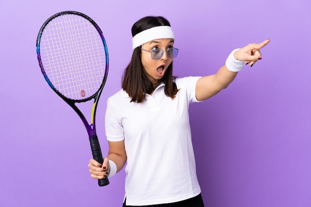 Tennis della giovane donna sopra indicare via