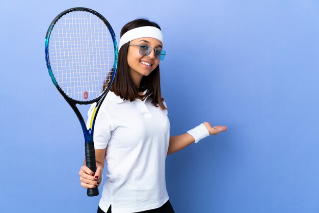 Tennis della giovane donna sopra le mani allunganti isolate al lato per l'invito a venire