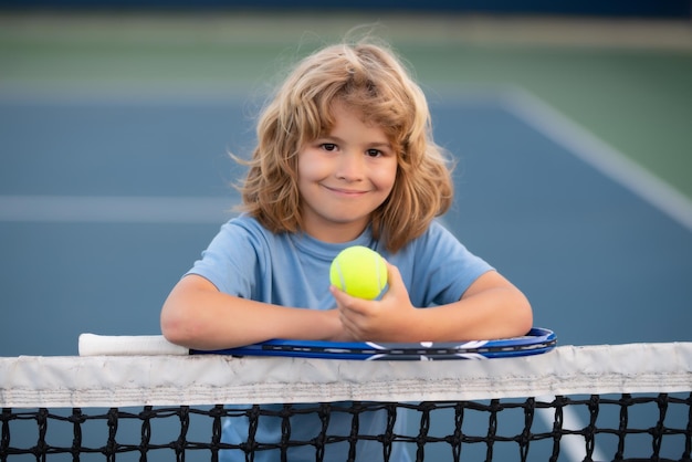 Tennis kids tennis è il mio gioco preferito ritratto di un bambino piuttosto sportivo con una piccola racchetta da tennis