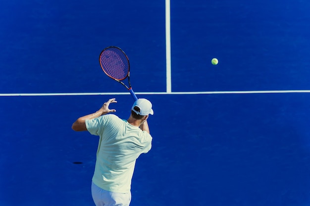 Tennista sul campo azzurro