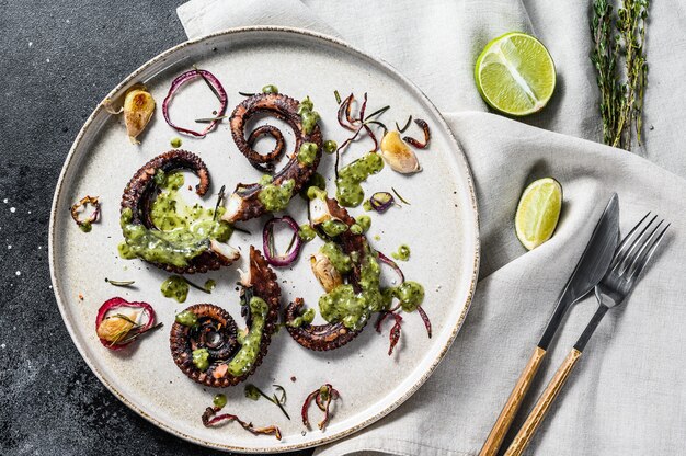 Tentacoli di polpo cotti al pesto, timo e cipolla