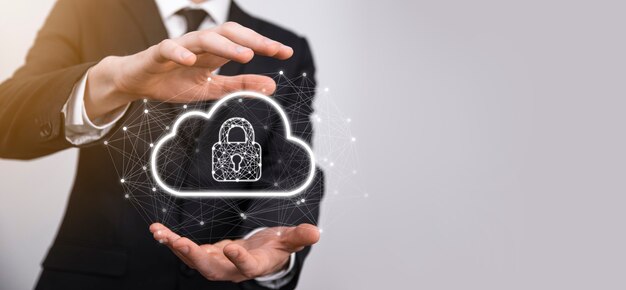 Tenuta dell'uomo d'affari, tenuta dei dati di cloud computing e sicurezza su rete globale, lucchetto e icona cloud. Tecnologia di business.Cybersecurity e informazioni o protezione della rete.progetto Internet