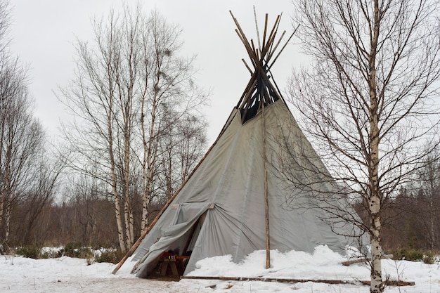 tepee nella neve di sfondo notte artica