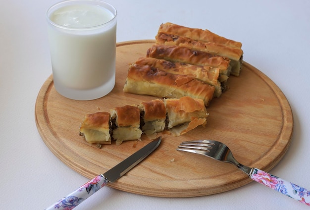 Tepsi Boregi turco Borek rotondo Pasticceria in vassoio nome turco rulo borek