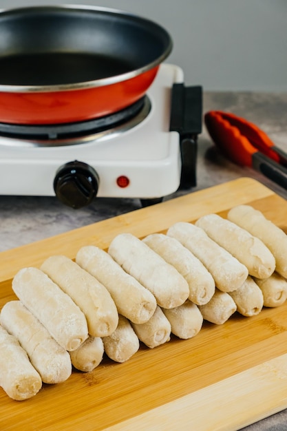 Tequenos crudi pronti per cucinare la tipica merenda venezuelana alle feste