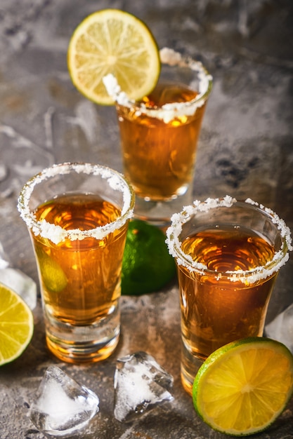 Tequila con lime e sale in un bicchiere