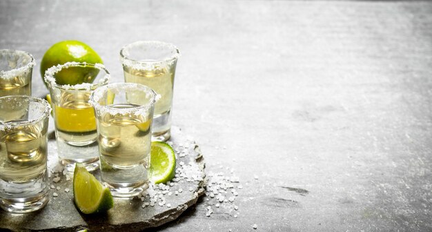 Tequila con lime e sale. Sul tavolo di pietra.