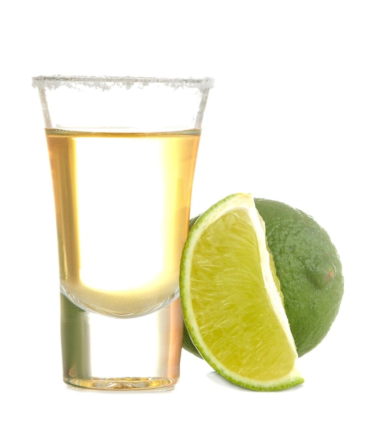 Tequila d'oro in un bicchiere con sale e lime su sfondo bianco isolato. bevande alcoliche. avvicinamento.