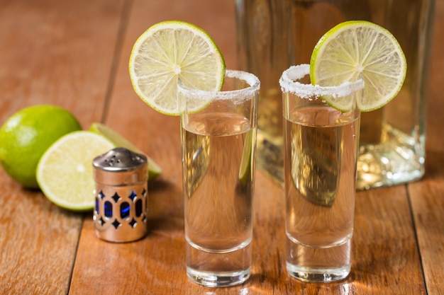 Tequila in bicchierini con lime e sale