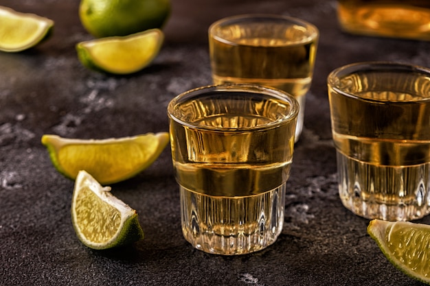 Tequila in bicchierini con lime e sale