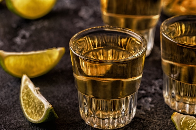 Tequila in bicchierini con lime e sale