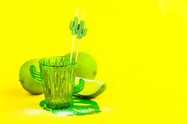 Tequila in vetro di cactus con lime