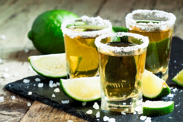 Tequila messicana d'oro con fuoco selettivo di lime e sale