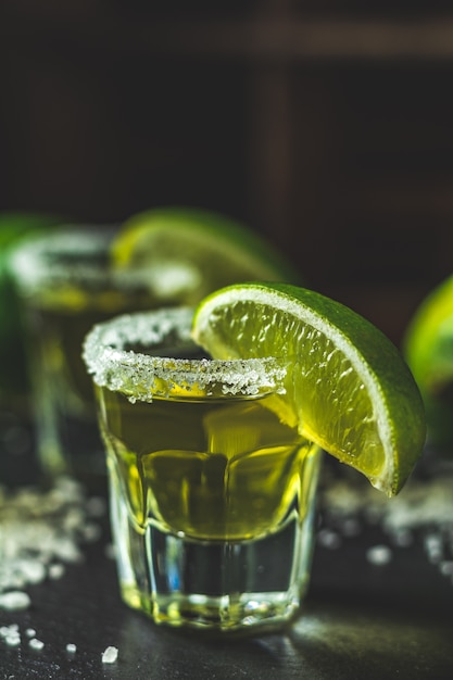 Tequila messicana dell'oro sparata con calce e sale