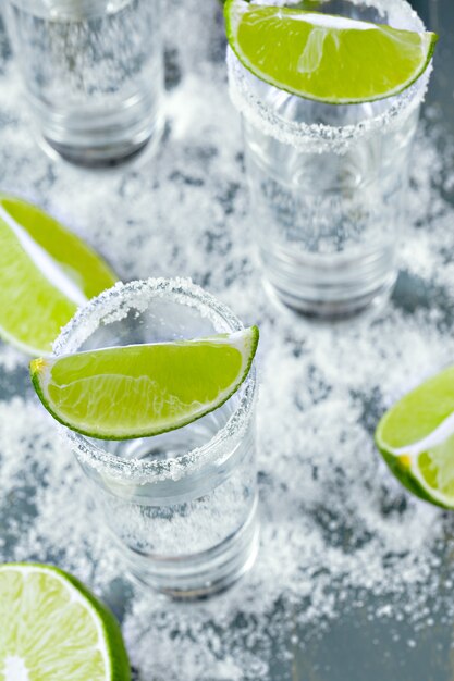 Tequila messicana in bicchierini con lime e sale