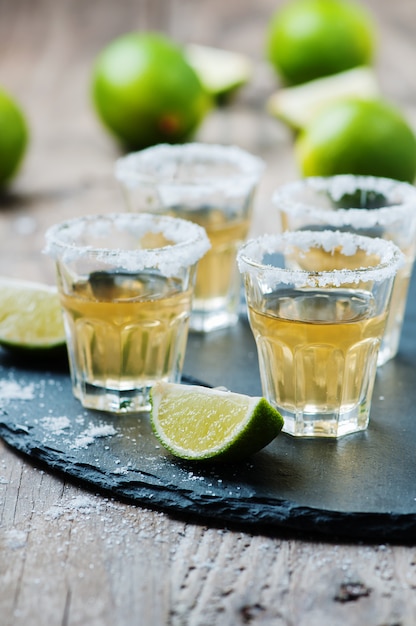 Tequila oro con lime e sale