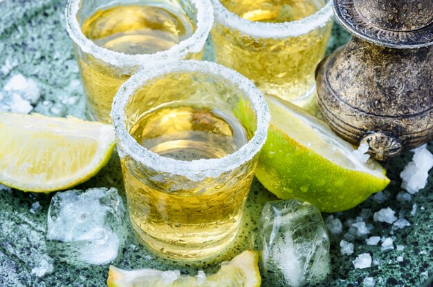 Tequila sparata con lime e sale