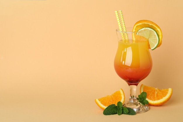 Tequila sunrise cocktail e ingredienti su beige