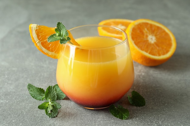 Tequila sunrise cocktail e ingredienti su gray