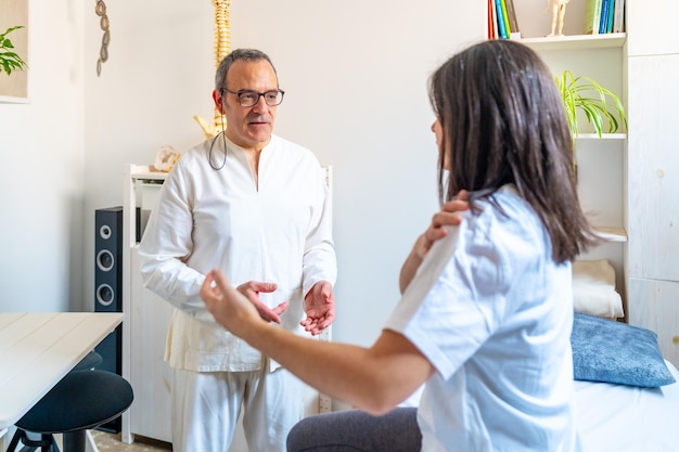 Terapeuta di Qi gong che comunica con il paziente spiegando il suo dolore