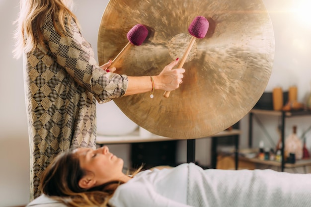 Terapia del bagno sonoro Suonare il gong