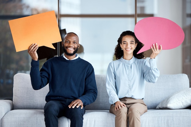 Terapia di consulenza matrimoniale o fumetto con una coppia nera su un divano in un ufficio psicologo per parlare Comunicazione verticale o psicologia con uomo e donna che tengono spazio vuoto di feedback