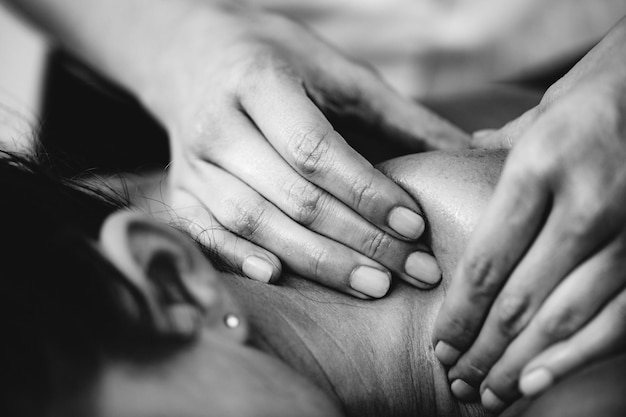 Terapia di massaggio sportivo della scapola