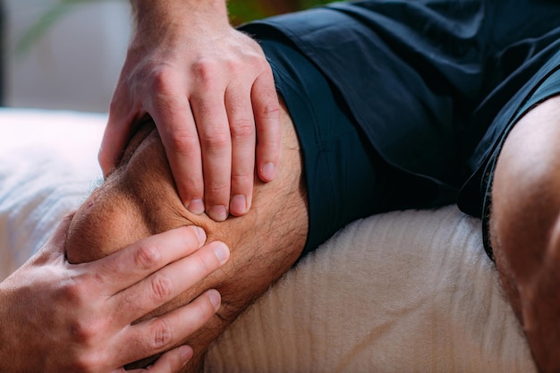 Terapia fisica per massaggi sportivi al ginocchio