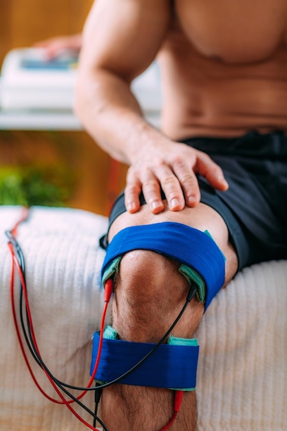 Terapia interferenziale del ginocchio con elettrodi elettroterapici