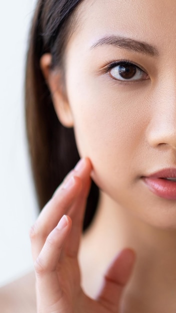 Terapia per la cura della pelle mezzo viso donna trucco naturale