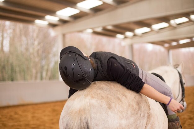 Terapia terapeutica professionale a cavallo terapia equina terapista di assistenza medica per cavaliere ficoterapico miglioramento delle funzioni neurologiche