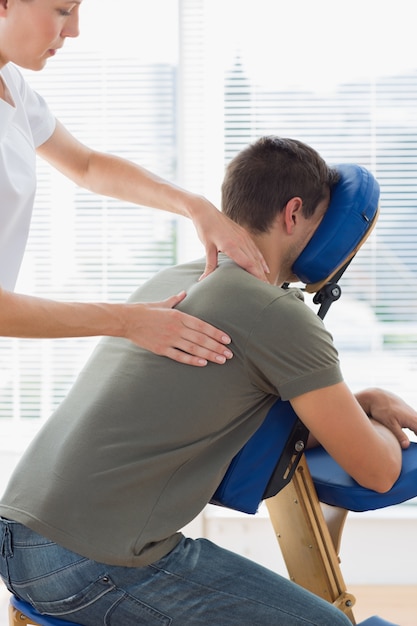 Terapista che massaggia in ospedale