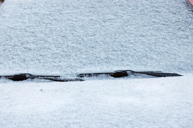 Tergicristalli e cofano per auto innevati