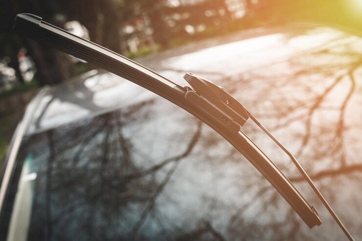 Tergicristallo per auto sollevato sopra il parabrezza per la manutenzione