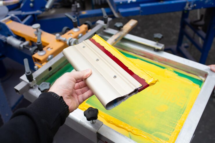 Tergipavimento per serigrafia processo di stampa serigrafica presso fabbrica di abbigliamento racla telaio e vernici a colori plastisol