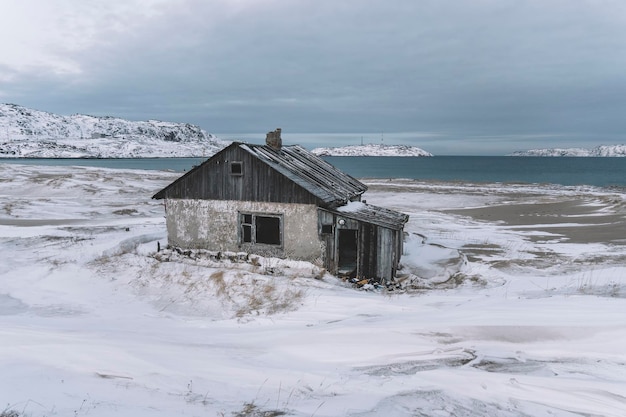 Teriberka è un villaggio sulla costa dell'Oceano Artico. Il confine del mondo. L'estremo nord della Russia. antico villaggio di pescatori in riva al mare. vecchie case in rovina in inverno.