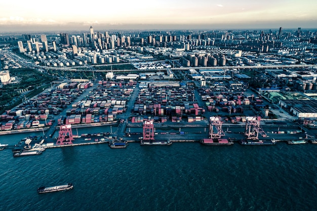 Terminal per container di Shanghai al calar della notte