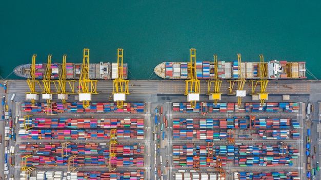 Terminale della nave da carico di vista aerea, gru di scarico del terminale della nave da carico, porto industriale di vista aerea con i contenitori e nave porta-container.