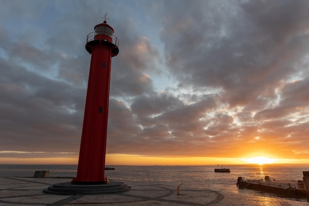 Terminale fluviale de cacilhas nuvoloso e tramonto arancione