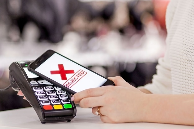 Terminale POS, macchina di pagamento con telefono cellulare in negozio. Pagamento senza contatto con tecnologia NFC.