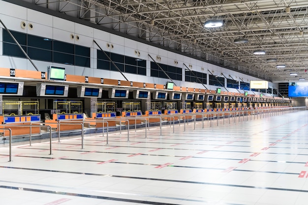 Terminale vuoto dell'aeroporto vuoto in un aeroporto internazionale durante la pandemia di coronavirus con annulla...