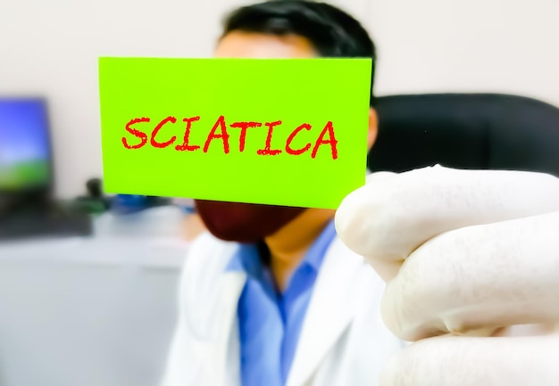 Termine di sciatica su una carta in mano del medico, concetto medico.