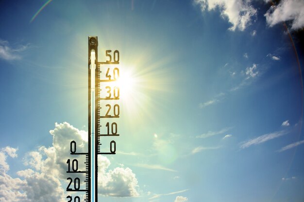 Termometro a mercurio. Calore estivo o concetto di cambiamento climatico del riscaldamento globale.