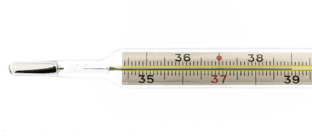 Termometro a mercurio che mostra alta temperatura isolato su uno sfondo bianco