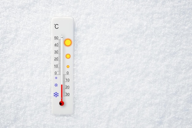 Termometro bianco in scala Celsius nella neve Temperatura ambiente meno 14 gradi