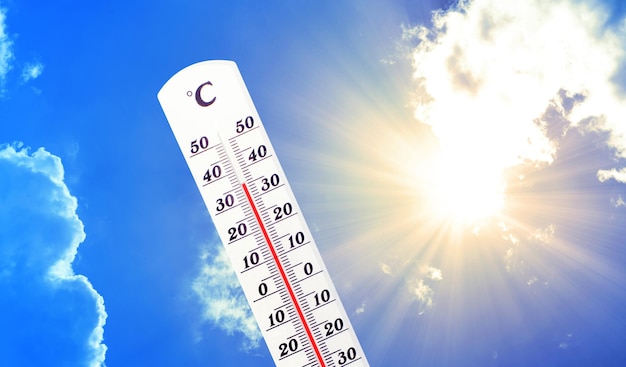 Termometro con scala Celsius che mostra temperature estremamente elevate