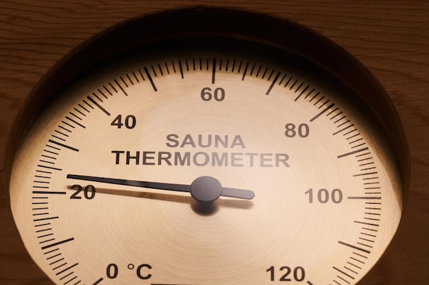 Termometro per sauna in primo piano in legno